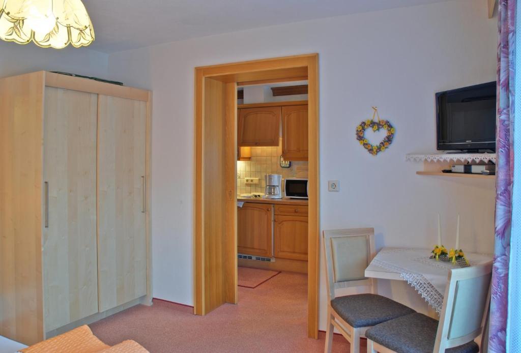Gaestehaus Resi Jerzens Ruang foto